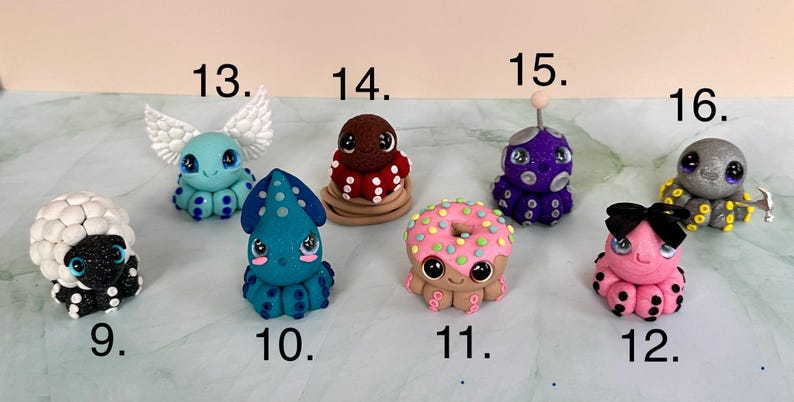Pu&ograve; includere: Una collezione di figurine di polpo stravaganti, fatte a mano, in vari colori e design. Ogni figurina ha grandi occhi e caratteristiche uniche, tra cui ali, un fiocco e una forma a ciambella. Le figurine sono numerate da 9 a 16.