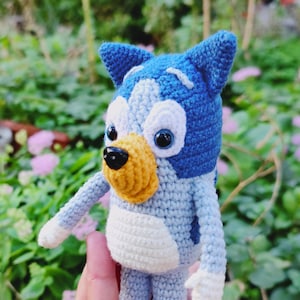Gestrickter hellblauer Hund, gestrickt blau bluey, Zeichentrickfigur, Garn Bluey, blau gestrickte Animation, bluey zum Spielen und kuscheln