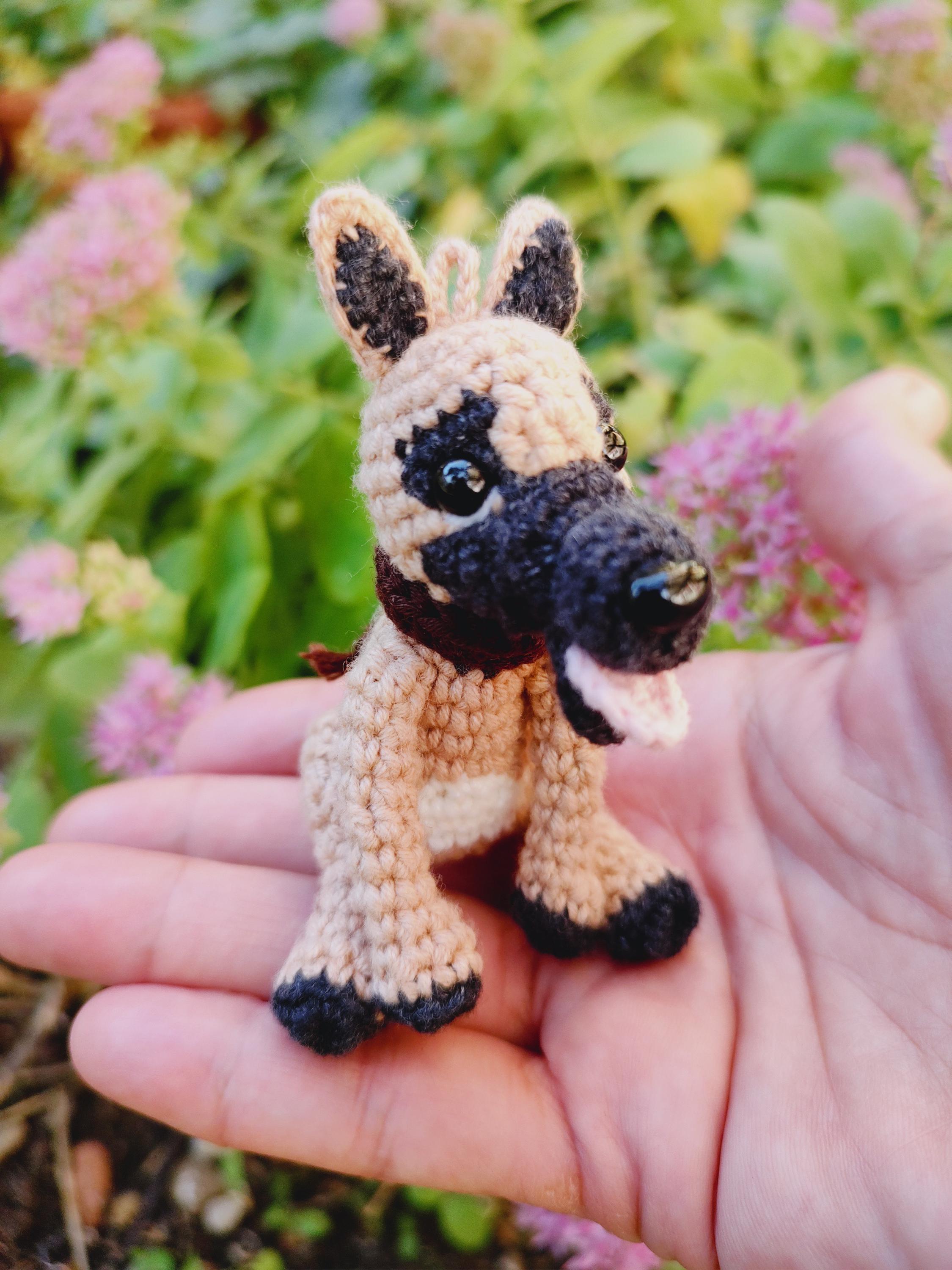Cucciolo di pastore belga Mini Malinois lavorato a maglia, cucciolo piccolo all'uncinetto, cane da pastore, cucciolo di pastore belga all'uncinetto, cane mini marrone