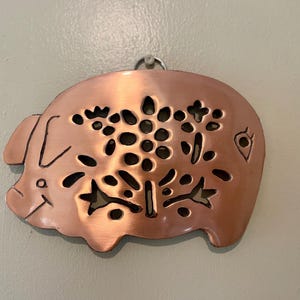 Vintage Kupfer beschichteter Gusseisen Schwein hängender Untersetzer