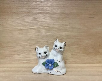 青と白の花模様 猫の陶器置物　アンティーク　ヴィンテージ ヴィンテージ花柄陶器猫置物オーナメント 青と白の装飾品 高さ15cm