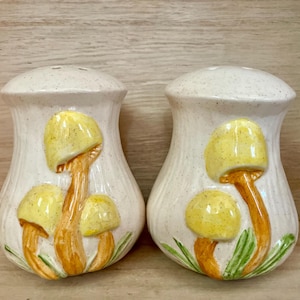Vintage Arnel&#39;s Merry Mushroom Salt & Pepper Shaker Set