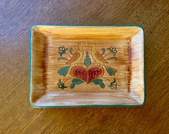 Plato decorativo vintage de cerámica Pennsbury de la década de 1960 con forma de codorniz y corazón.