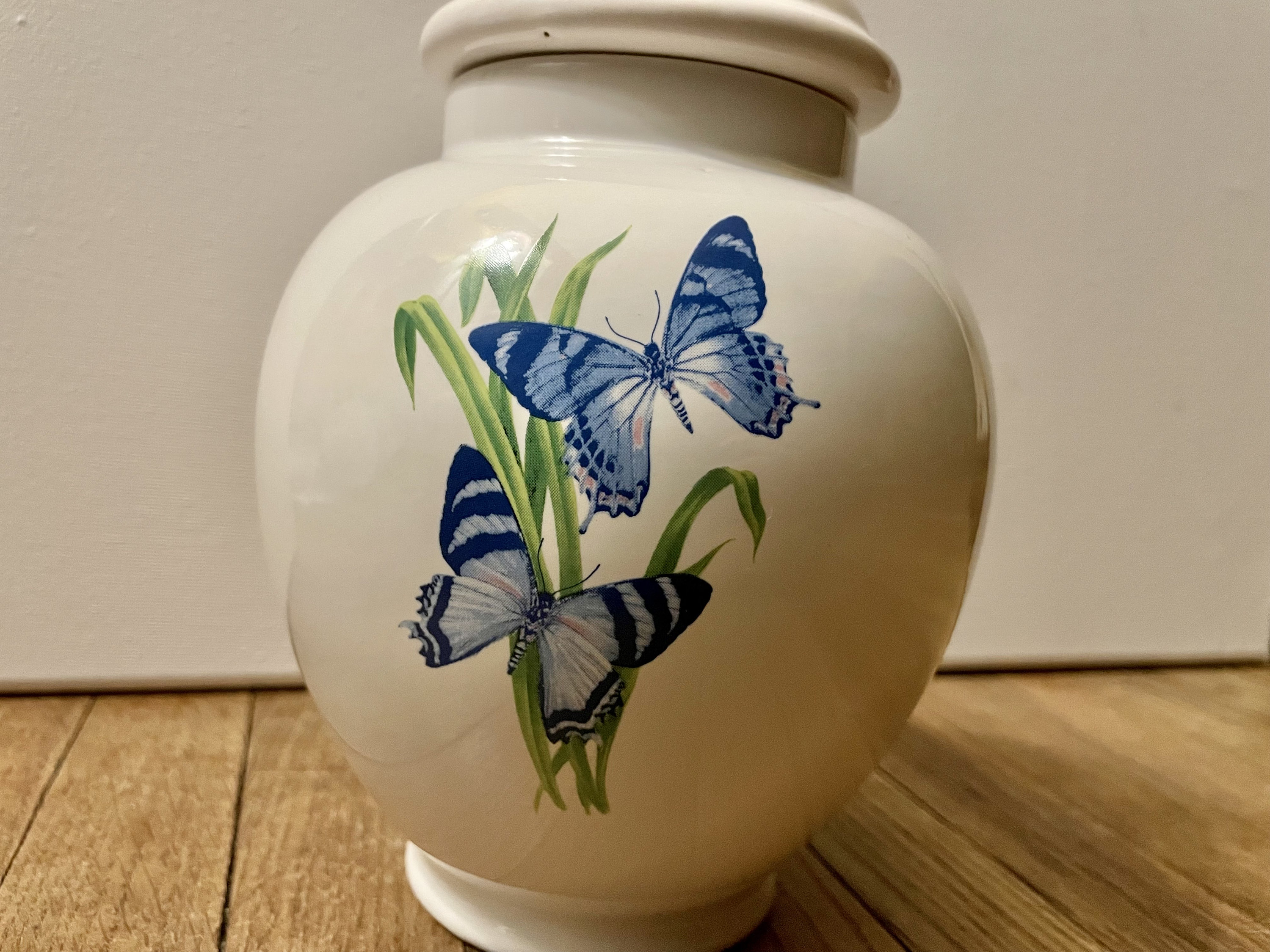 古美術品◼️蝶々が飛び跳ねている様な可愛い雰囲気の壺、壷、花瓶、徳利？ 古美術品◼️蝶々が飛び跳ねている様な可愛い雰囲気の壺、壷、花瓶