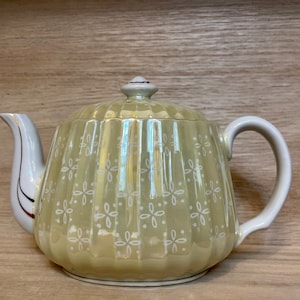 Tetera vintage verde claro brillante con flores