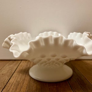 Vintage Fenton Weiße Hobnail Milchglas Rüschen-Schmuckschale