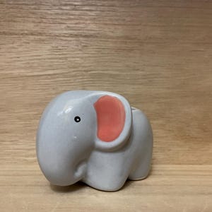 Piccolo vaso in ceramica a forma di elefante