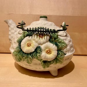 Vintage Blumen Teekanne: Weißes Webmuster, Metallgriff, Made in Japan (Dekorativ)