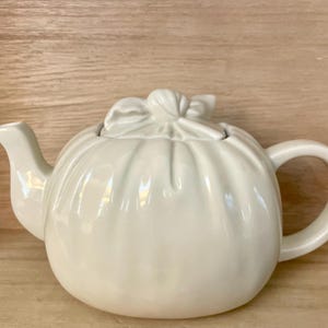 Vintage Takahashi After Sung Dynasty White Teapot with Knotted Lid