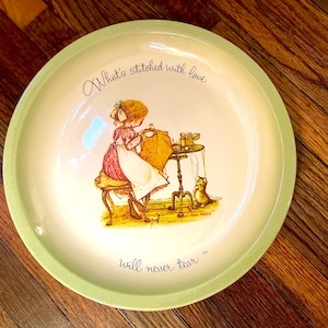 Holly Hobbie 1972 Collector’s Edition Plate “What’s stitched with love will never tear”