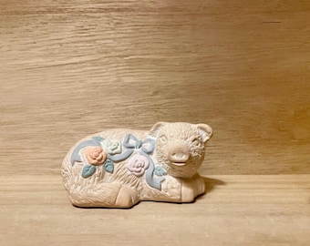 Vintage rosa lera blommig grisfigur