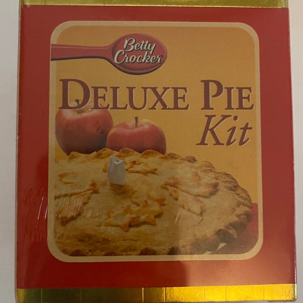 The Betty Crocker Deluxe Pie Mini Kit 3” X 3” X 2” by Running Press 2004 Sealed with a mini 32 pg cookbook, pie vent, and two crust cutters