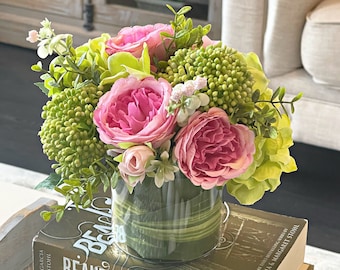 Rosa Rosen in Glasvase, Blumenaufsatz aus Kunstseide, grüne Hortensie, Beerenbüschel, Grünpflanzen, echtes künstliches Blumenarrangement