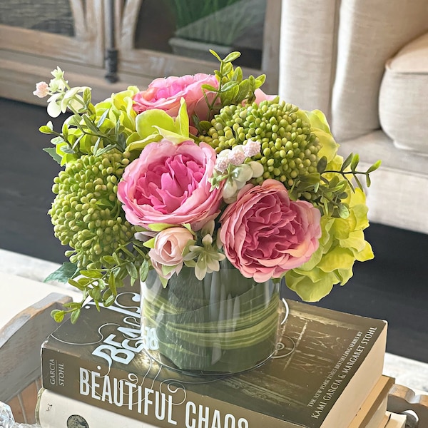 Roses roses dans un vase en verre, pièce maîtresse de fleurs en fausse soie, hortensia vert, grappes de baies, verdure, arrangement floral artificiel au toucher réel