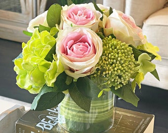 Roses roses dans un vase en verre, pièce maîtresse de fleurs en fausse soie, hortensia vert, grappes de baies, verdure, arrangement floral artificiel au toucher réel