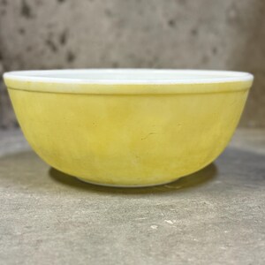 VINTAGE PYREX Color Nesting Rührschüssel Set - Gelb, Orange, Grün, Weiß, Rot