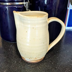 Brocca smaltata bianca, brocca tornita al tornio, brocca fatta a mano, regalo di nozze, regalo per la mamma, brocca in ceramica, brocca artistica, lattiera bianca