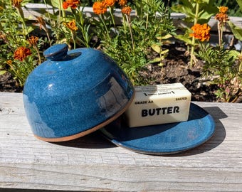 Handgefertigte Butterdose aus blauer Keramik