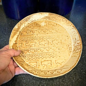 Ręcznie robiony ceramiczny rustykalny żółty talerz Buffalo, naczynie Buffalo, talerz dla dzieci Buffalo, wystrój Buffalo, rustykalny talerz, talerz Buffalo Yellowstone Park