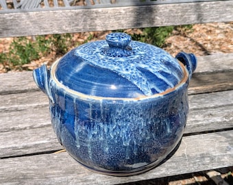 Handgemaakte keramische braadpan met blauw en wit handvat