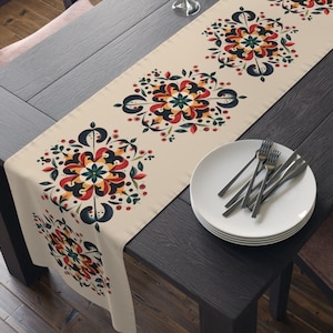 Elegant Rosemaling Table Runner – Captivating Norwegian Heritage Design – Unique Gift for Art Enthusiasts and Culture Admirers