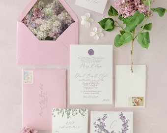 Puede incluir: Conjunto de invitaciones de boda con un sobre rosa, cartulina blanca y diseños florales. La invitación presenta el texto "Mr. and Mrs. Michael William Banks Jones request the honour of your presence at the marriage of their daughter Mary Kothise to Daniel Brett Ogle Son of Mr. and Mrs. Bernard Gary Ogle Saturday, the tenth of May, two thousand twenty-three at half past four o'clock in the afternoon St. Luke United Methodist Church Columbia, Georgia 30909 Dinner and dancing to follow Black Tie"