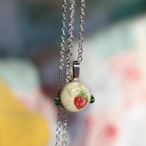 Handgemaakte keramische aardbei-hangerketting, Cottagecore-ketting, schattige fruitsieraden, fruitketting