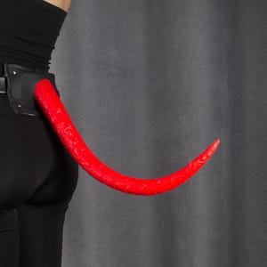 Coda in silicone HyperMotion da 20" con fondina in similpelle, motivo drago, coda SuperMotion scodinzolante
