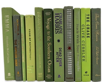 Könnte beinhalten: Eine Reihe von Büchern mit grünen Buchrücken. Die Titel umfassen "Emma", "The Riflen Way", "Brain Maker", "Voyage to the Southern Ocean" und "Dead Ever After". Die Bücher stehen nebeneinander.