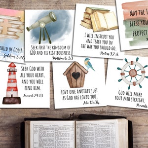 Può includere: Un set di 8 illustrazioni ad acquerello con versetti biblici ispiratori e immagini. Le immagini includono una croce, un telescopio, un faro, una casetta per uccelli, un libro, un timone di nave e uno sfondo ad acquerello.