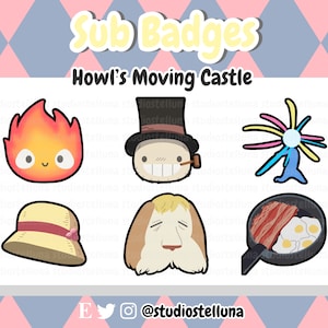Op de afbeelding: Zes kleurrijke cartoonfiguur-badges geïnspireerd door de film 'Hauru's Lopende Kasteel'. De badges tonen een vuurdemon, een tovenaar met een hoge hoed, een vliegend wezen, een strohoed, een hond en een koekenpan met spek en eieren.