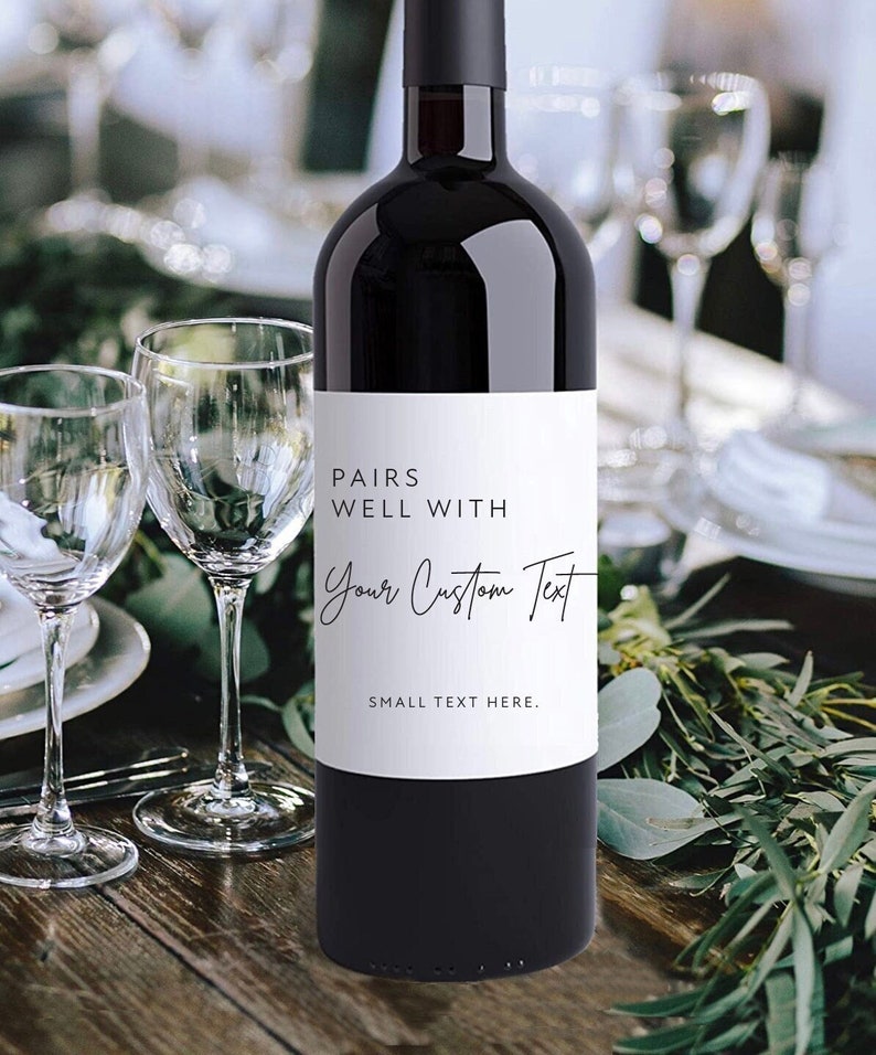Puede incluir: Una etiqueta de botella de vino blanco con texto negro que dice "Pairs Well With Your Custom Text" y "Small Text Here".