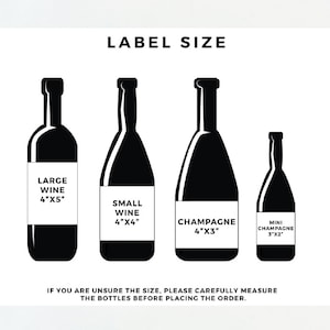 K&ouml;nnte beinhalten: Schwarz-wei&szlig;-Illustration von vier verschiedenen Flaschenformen mit Etiketten, die die Gr&ouml;&szlig;e des f&uuml;r jede Flasche ben&ouml;tigten Etiketts angeben. Die Etiketten enthalten den Text "Large Wine 4"x5"", "Small Wine 4"x4"", "Champagne 4"x3"" und "Mini Champagne 3"x2"". Der Text unter den Flaschen lautet "Wenn Sie sich nicht sicher sind, welche Gr&ouml;&szlig;e Sie ben&ouml;tigen, messen Sie die Flaschen bitte sorgf&auml;ltig, bevor Sie die Bestellung aufgeben."