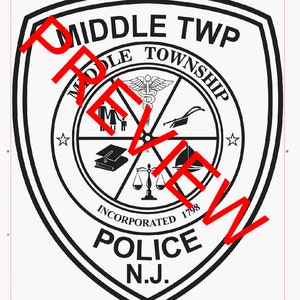 Puede incluir: Ilustración en blanco y negro de una placa de policía con el texto "Middle Twp. Police N.J." e "Incorporated 1798". La placa presenta un círculo con cinco símbolos: un caduceo, una familia, una gorra de graduación, una balanza de justicia y un timón.