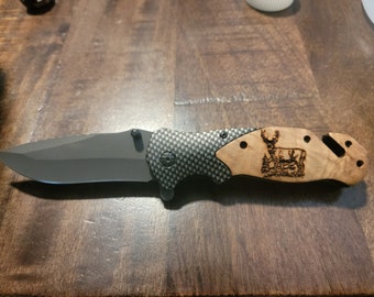 Einhand-Jagdmesser mit 3-Zoll-Klingenfeder, gelasertem Hirsch-Olivenholzgriff