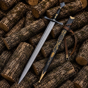 Puede incluir: Una espada larga de acero con hoja de doble filo, empuñadura forrada en cuero negro y arriaz. La vaina negra a juego presenta patrones de filigrana dorados, una contera de tono latón y una correa de cuero marrón.