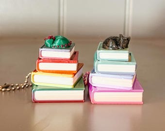 Regenbogen Mini Bücherstapel Fidget Schlüsselanhänger: Bücherwurm Clicker Spielzeug