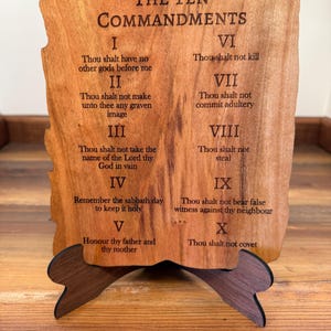 Laser-gravierte Zehn-Gebote-Plakette aus Zedernholz - Handgemachte christliche Wohndekoration mit Ständer