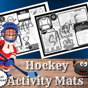 Könnte beinhalten: Zwei druckbare Hockey-Aktivitätsmatten mit einem Cartoon-Hockeyspieler, einem Puck und verschiedenen Hockey-Puzzles und Spielen. Die Matten beinhalten ein Suchwort, ein Kreuzworträtsel und ein "Drop the Puck!"-Spiel. Die Matten sind für Kinder konzipiert und perfekt, um etwas über Hockey zu lernen.