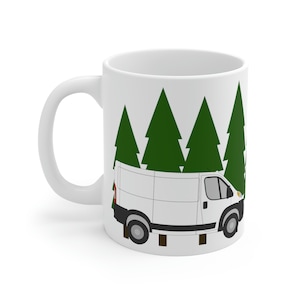 Op de afbeelding: Witte keramische mok met een witte bestelwagen die door een bos met groene bomen rijdt. De bestelwagen heeft een rood achterlicht en een gele koplamp.