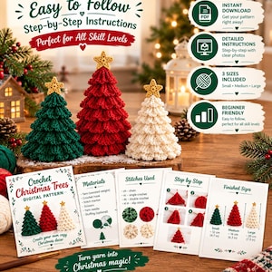 Könnte beinhalten: Eine digitale Häkelanleitung für drei Weihnachtsbäume in Grün, Rot und Creme, jeweils mit einem gelben Stern an der Spitze. Das Set enthält gedruckte Anleitungskarten mit Materialangaben, Maschenarten und Fertiggrößen von 12, 16 und 20 cm.
