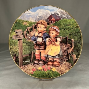 M.J. Hummel Limited Edition Porcelain Collector&#39;s Plate (Country Crossroads)