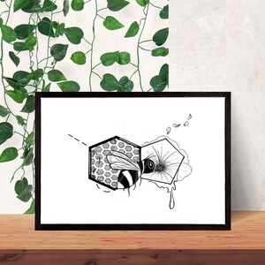 Impression d'art abeille sérotonine | plume et encre, nature, abeille, fleurs, dessin, dessin au trait, art de tatouage, noir et blanc, art mural
