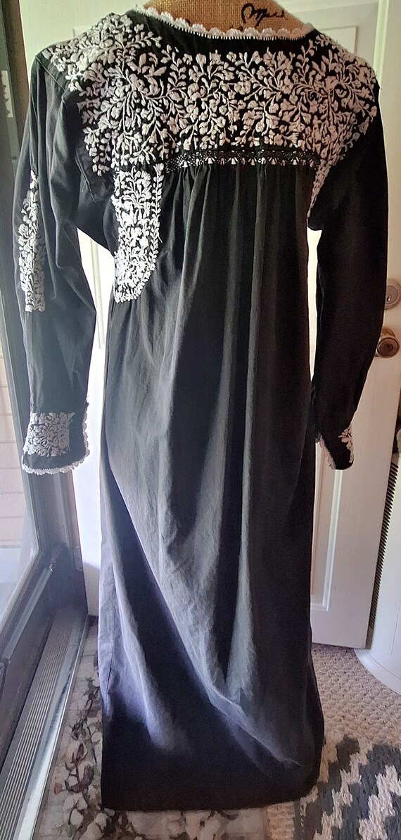 Vintage long black dress. Size Large. White embroi