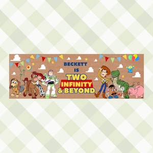 Puede incluir: Una pancarta rectangular con fondo marrón texturizado que presenta personajes de Toy Story como Woody, Buzz Lightyear, Jessie, Bullseye, Rex, Slinky Dog, Mr. Potato Head y Forky. El texto dice: BECKETT IS TWO INFINITY & BEYOND.