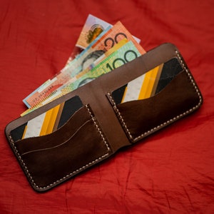 Handgefertigte schlanke Lederbrieftasche. Ledergeldbörse im trendigen Stil. Bifold-Geldbörse für Herren aus Leder. Vatertagsgeschenk. Trauzeugen-Geldbörse. Geschenk für ihn