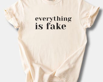 Camiseta Comfort Colors® con meme sarcástico y divertido: Todo es falso. Camiseta divertida y antimainstream. Camiseta de humor moderna. Camiseta con frase viral.