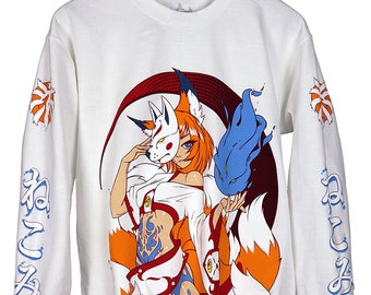 Op de afbeelding: Witte longsleeve sweatshirt met een kleurrijke grafische print van een vrouw met vossenoren en een staart, die een masker draagt en een blauwe vlam vasthoudt. De mouwen zijn bedrukt met Japanse karakters.