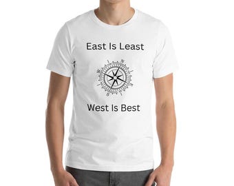 Der Osten ist am wenigsten, der Westen ist am besten T-Shirt, Kompass-T-Shirt, Richtungsstimmung, Reisegeschenk, sarkastischer Reisender, lustiges Sprichwort-Shirt