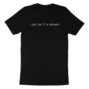Puede incluir: Camiseta negra con el texto "I put the IT in network." impreso en blanco.